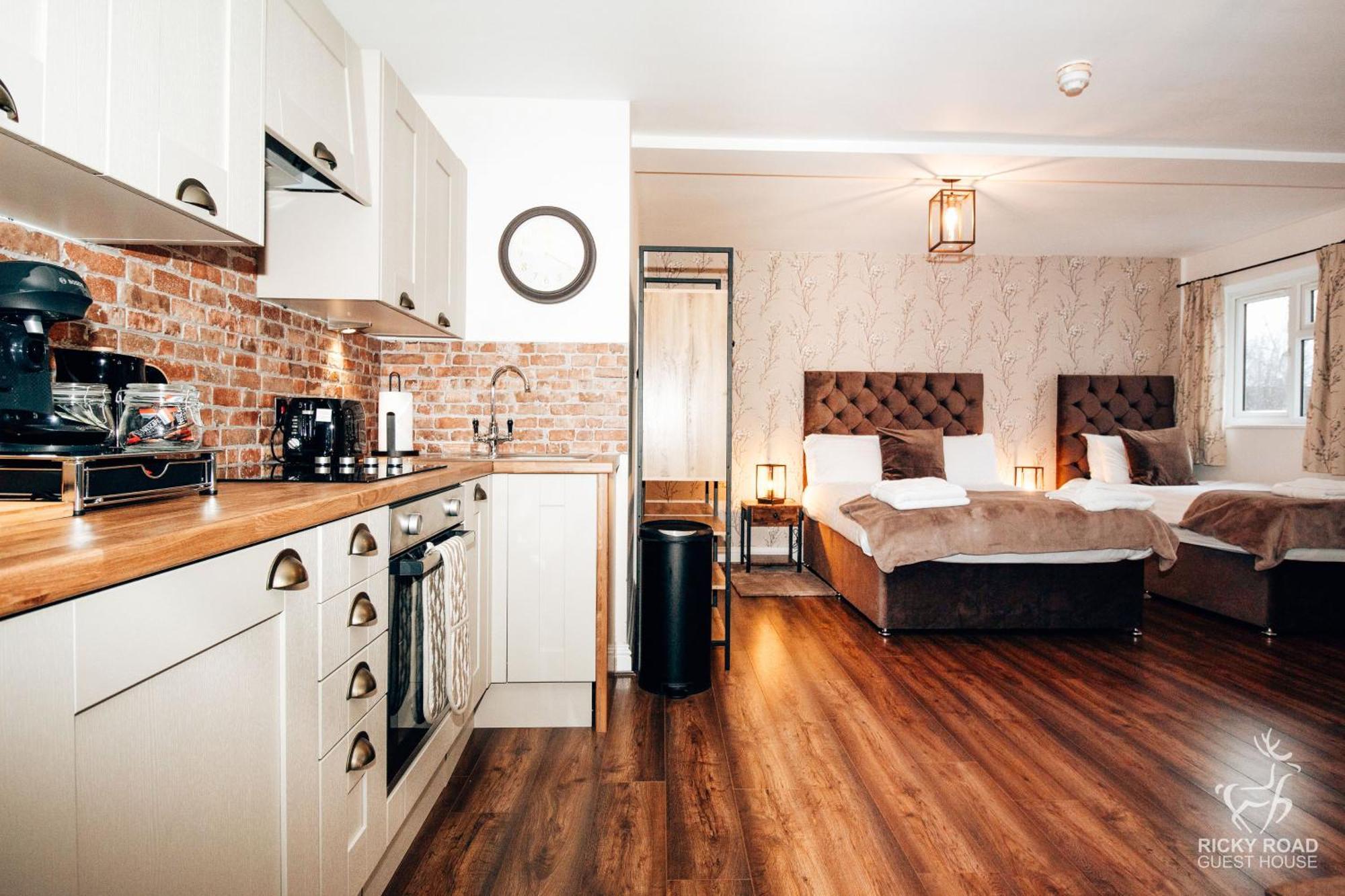 Ricky Road Guest House - Premium Watford  Eksteriør billede