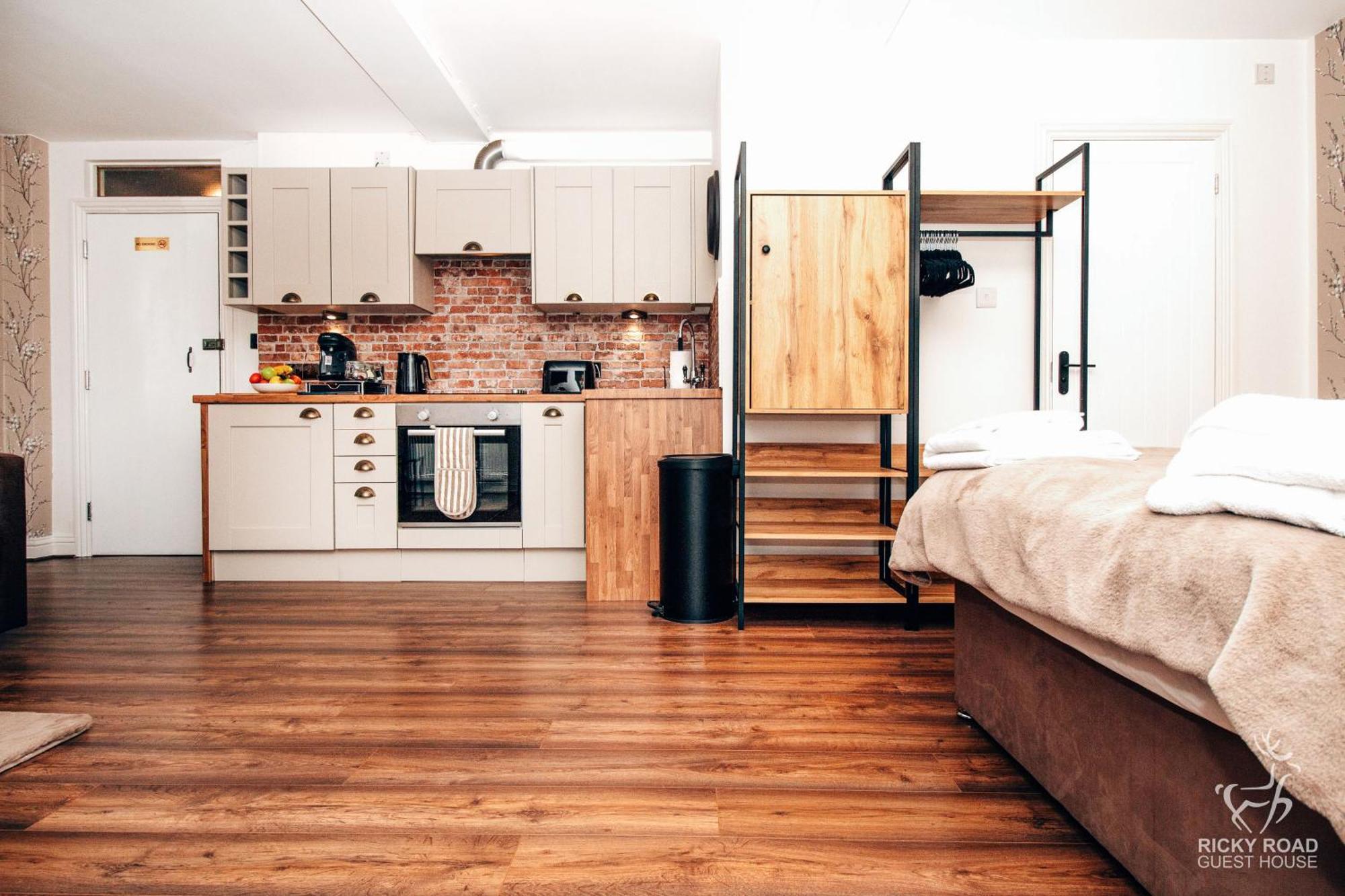 Ricky Road Guest House - Premium Watford  Eksteriør billede