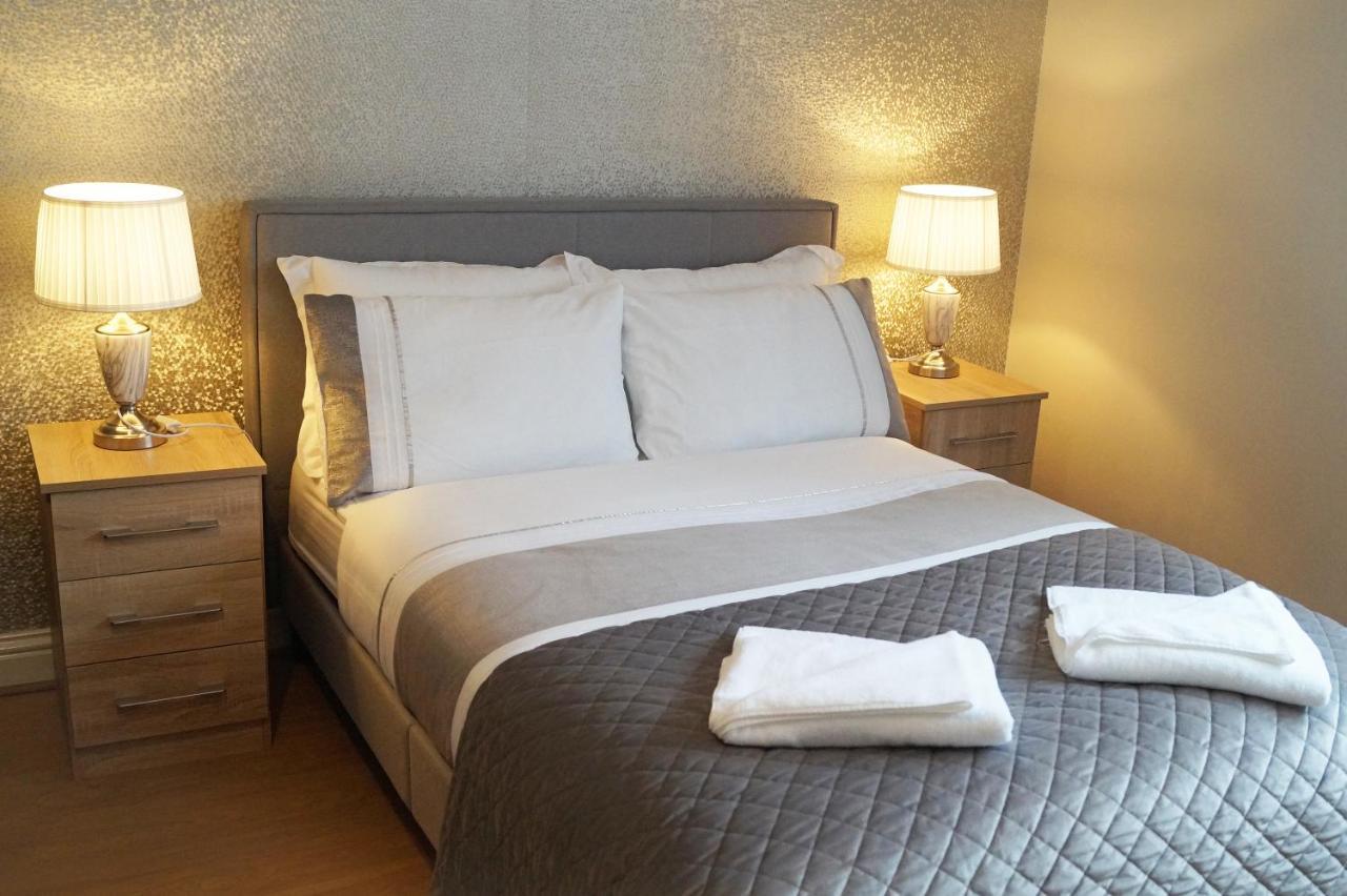 Ricky Road Guest House - Premium Watford  Eksteriør billede
