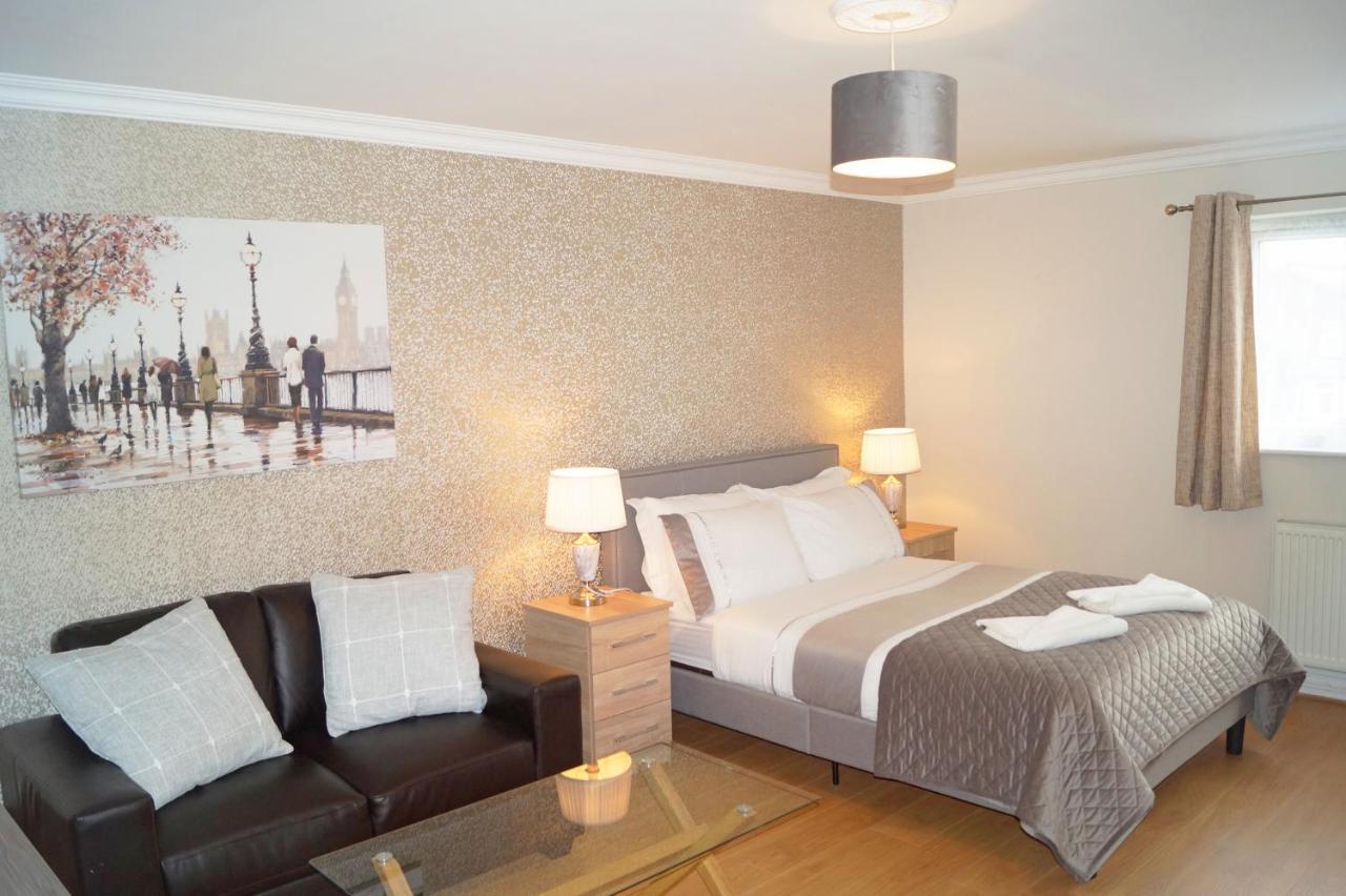 Ricky Road Guest House - Premium Watford  Eksteriør billede