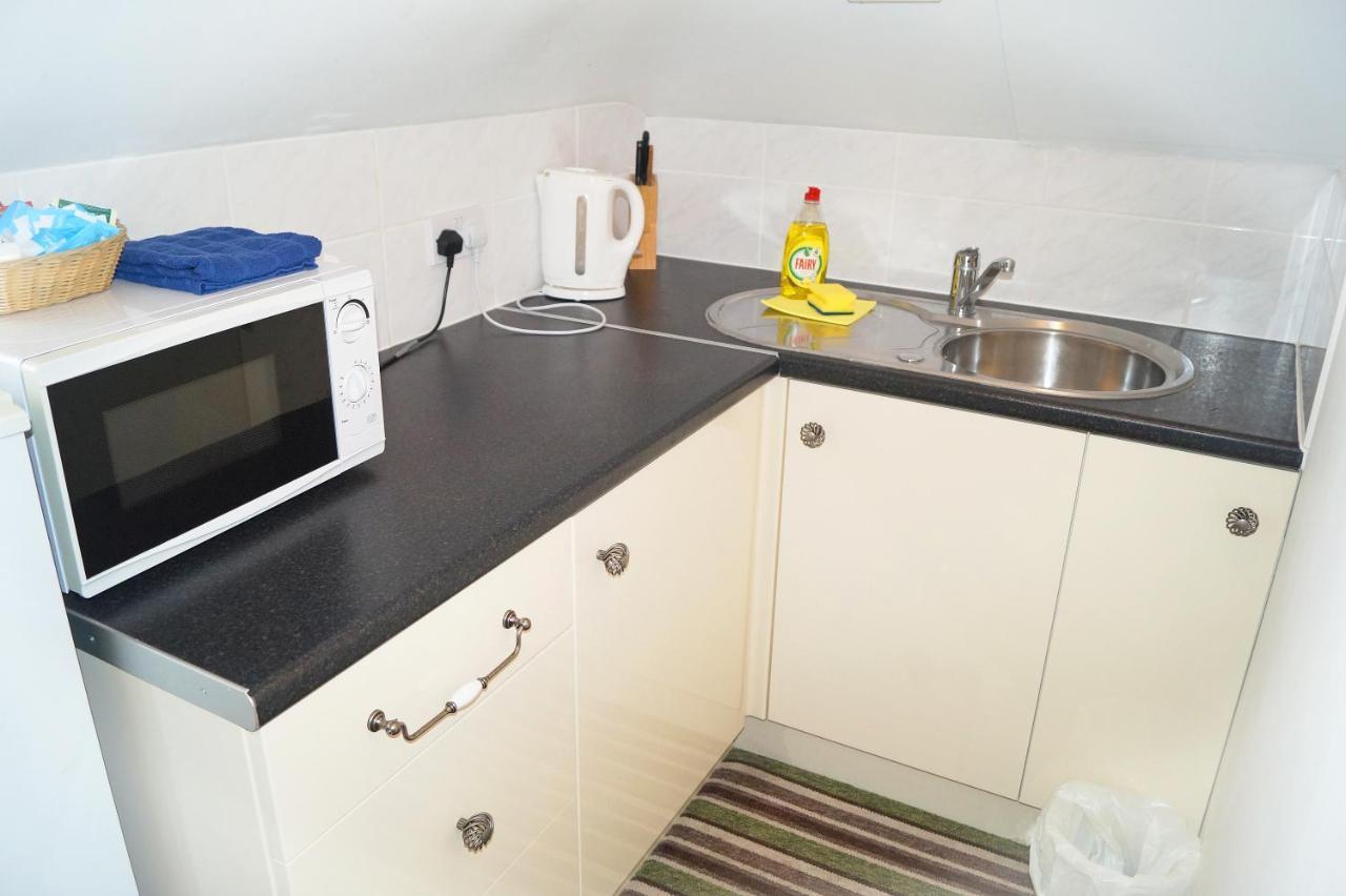 Ricky Road Guest House - Premium Watford  Eksteriør billede